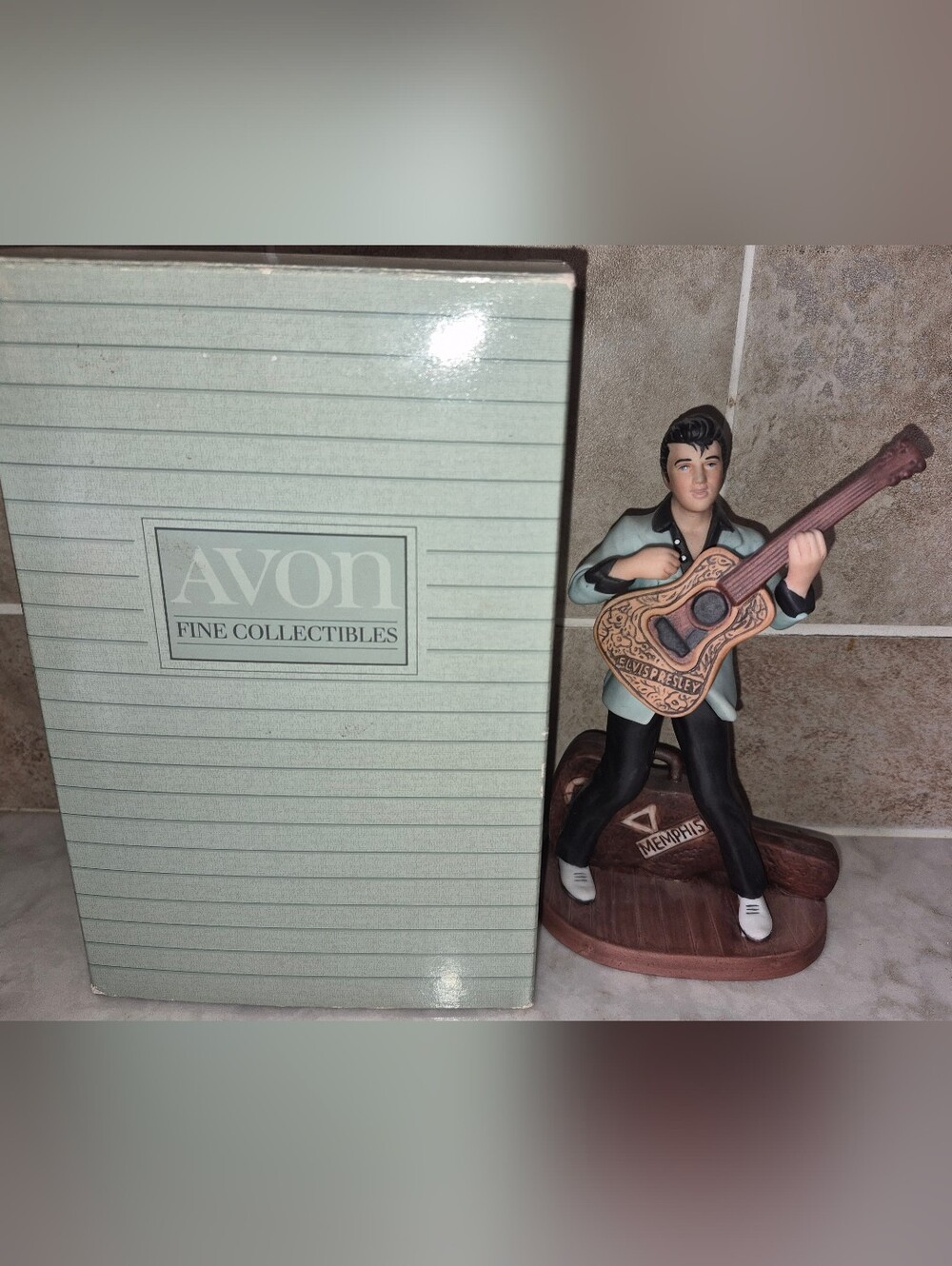 Avon Fine Collectibles porcelain hand-painted figurine of Elvis Presley 1987 New - Picture 2 of 4